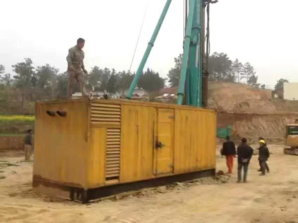 四子王如何判断水冷式机油散热器密封件是否需要更换？